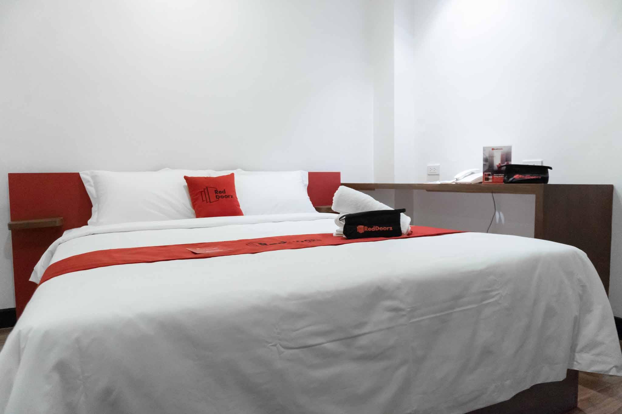 Reddoorz Plus At Mm Hotel Las Pinas Former Reddoorz Plus Near Bamboo Organ Exterior photo