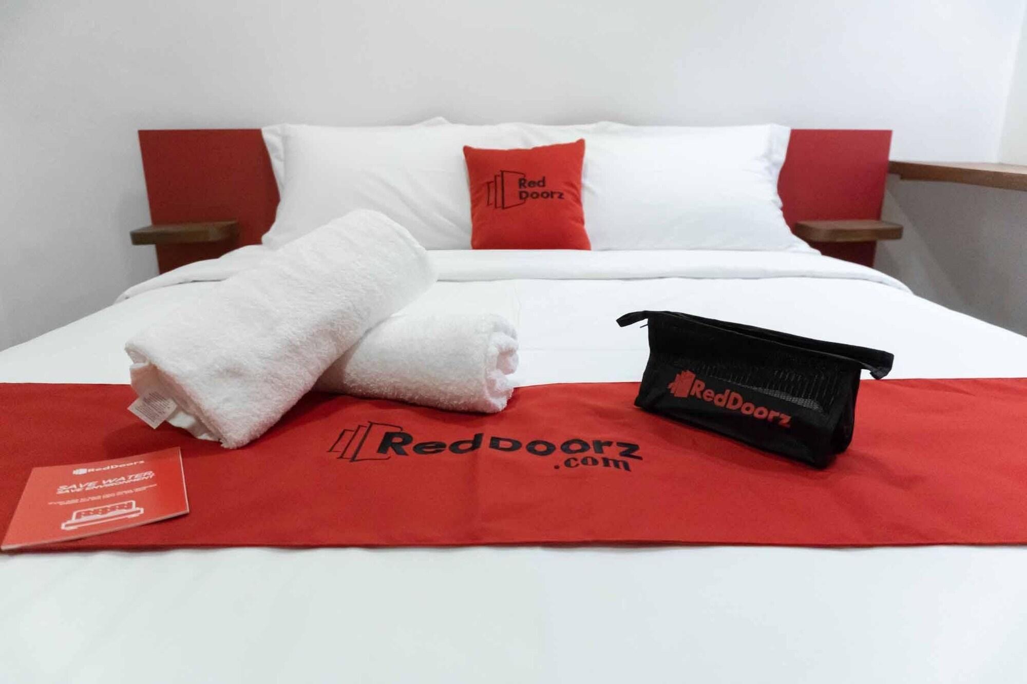 Reddoorz Plus At Mm Hotel Las Pinas Former Reddoorz Plus Near Bamboo Organ Exterior photo