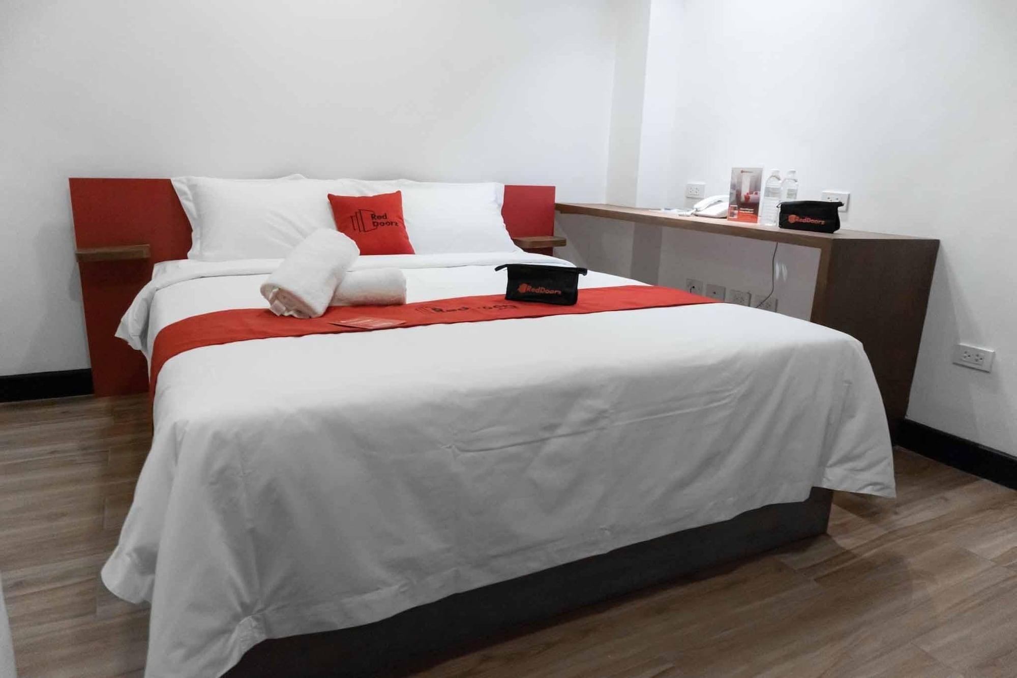 Reddoorz Plus At Mm Hotel Las Pinas Former Reddoorz Plus Near Bamboo Organ Exterior photo