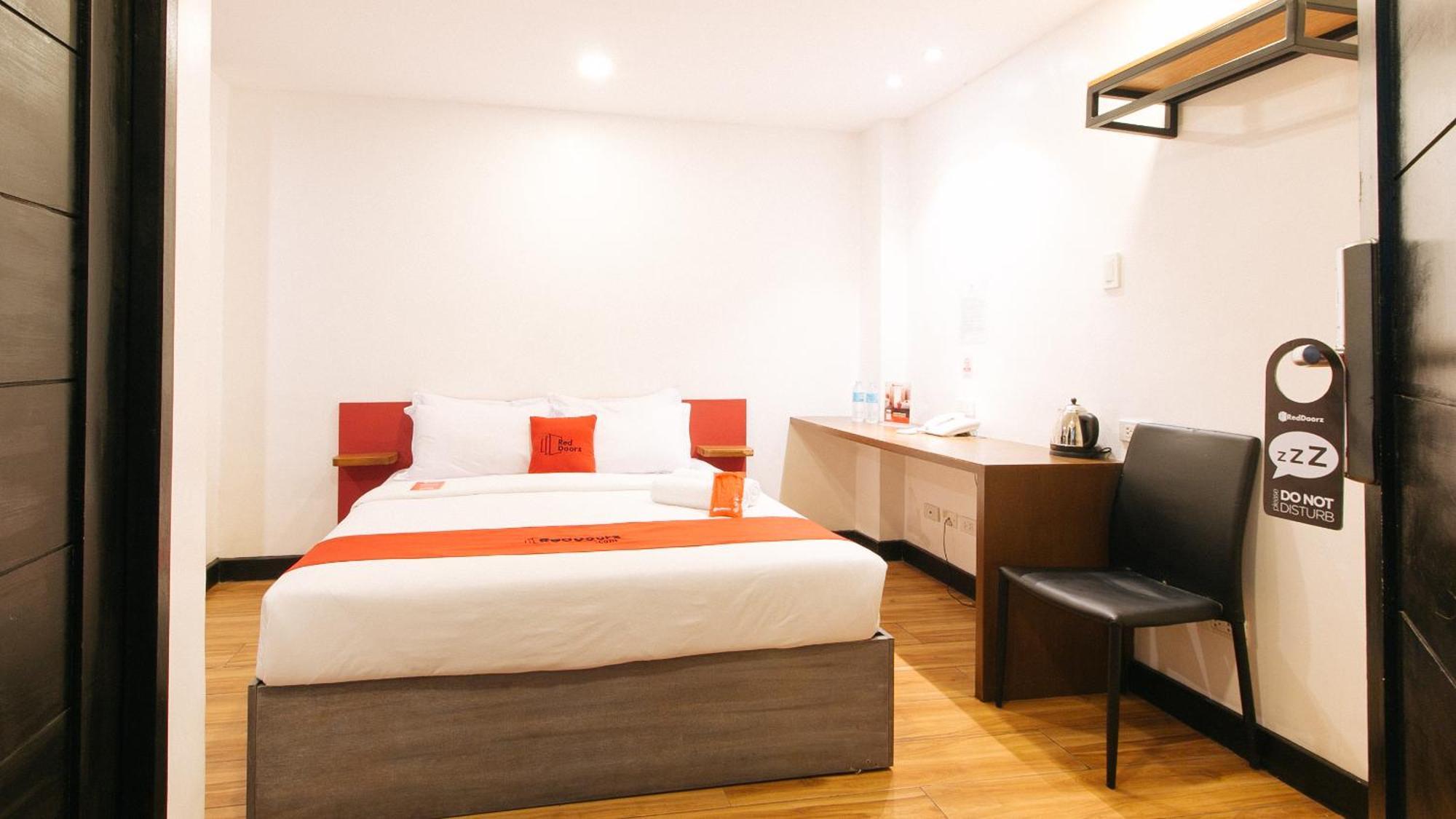 Reddoorz Plus At Mm Hotel Las Pinas Former Reddoorz Plus Near Bamboo Organ Exterior photo